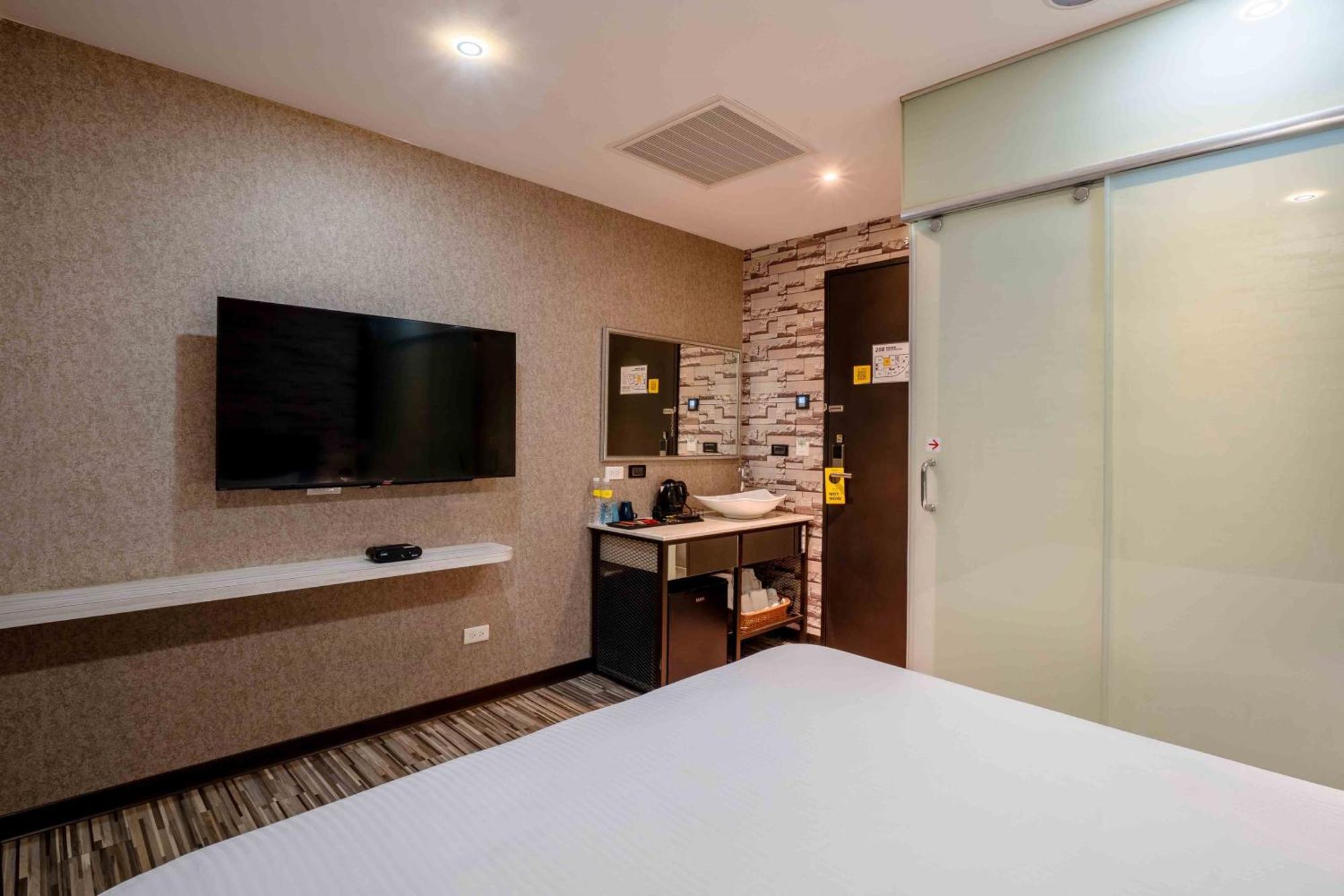 Check Inn Taichung Ziyou Exteriör bild